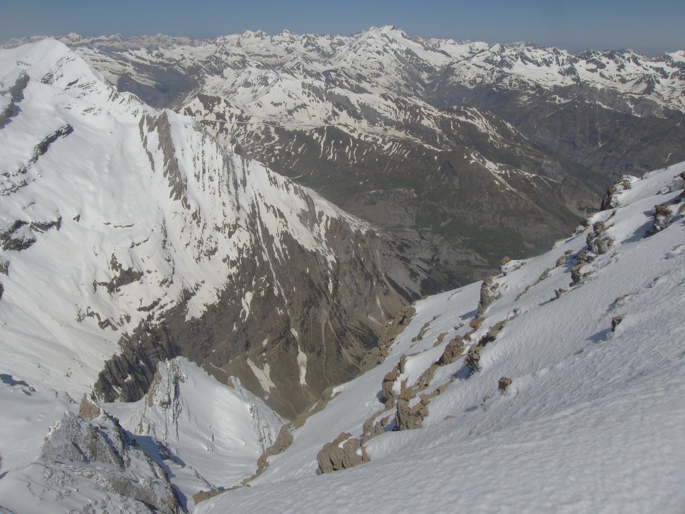 Vignemale et fond du cirque 1500m plus bas...
