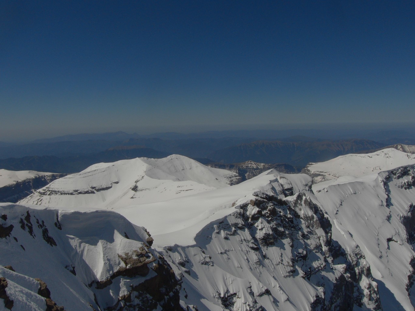 Les immensités vers l'Espagne, contrastant avec la verticalité des versants Nord..