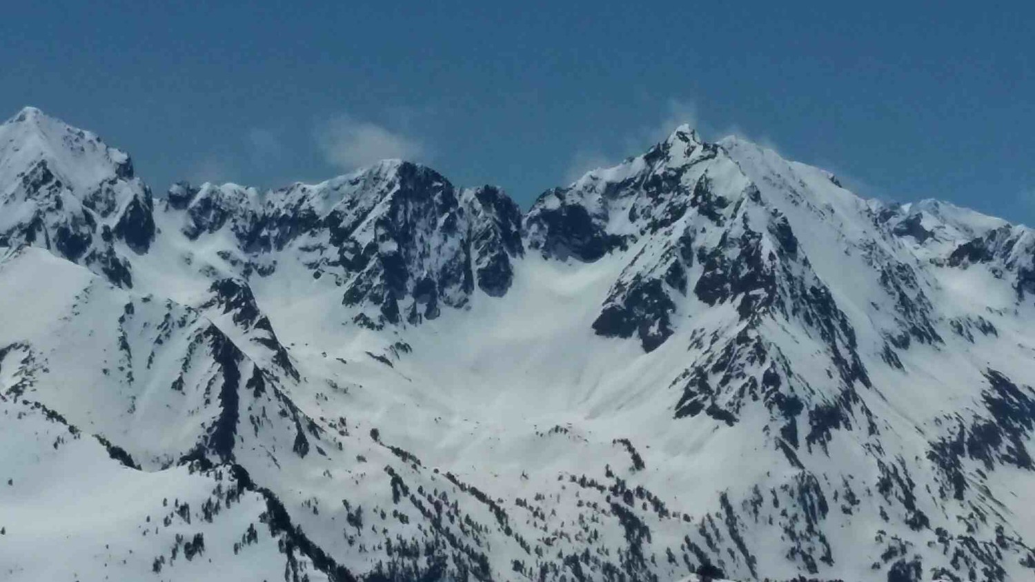 Panorama pris depuis Pic de Gourguet. Pas de la Cau au centre et Brèche de Bugatet à gauche. Cuvette de Bassia Gran bien visible
