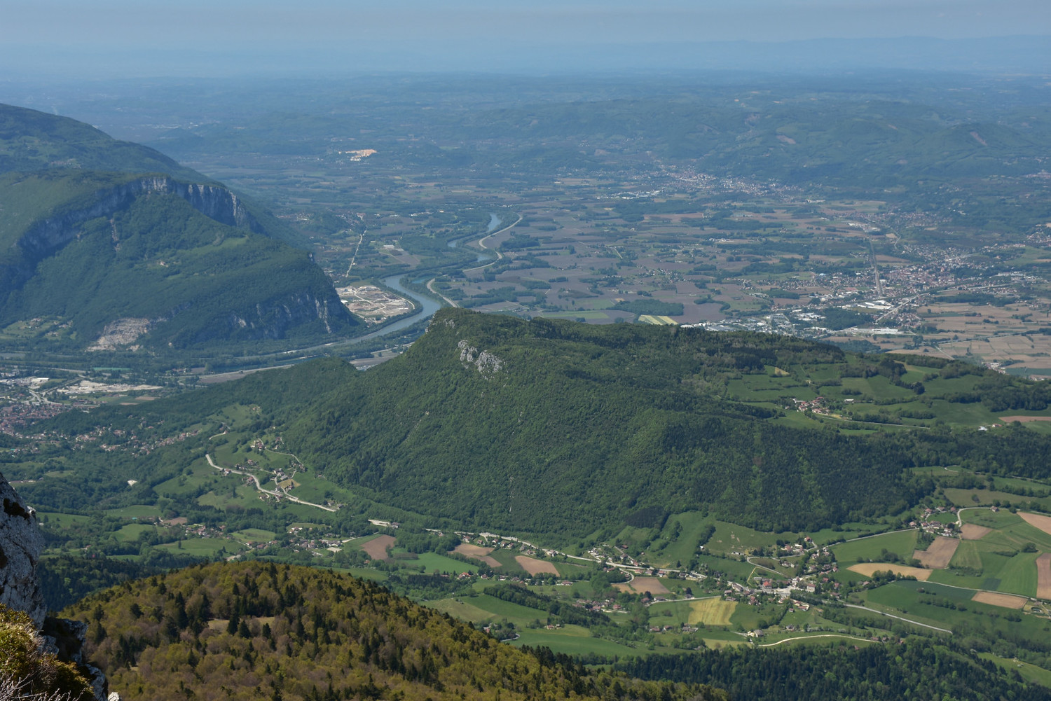 La vall s'obre passada la barrera dels Alps