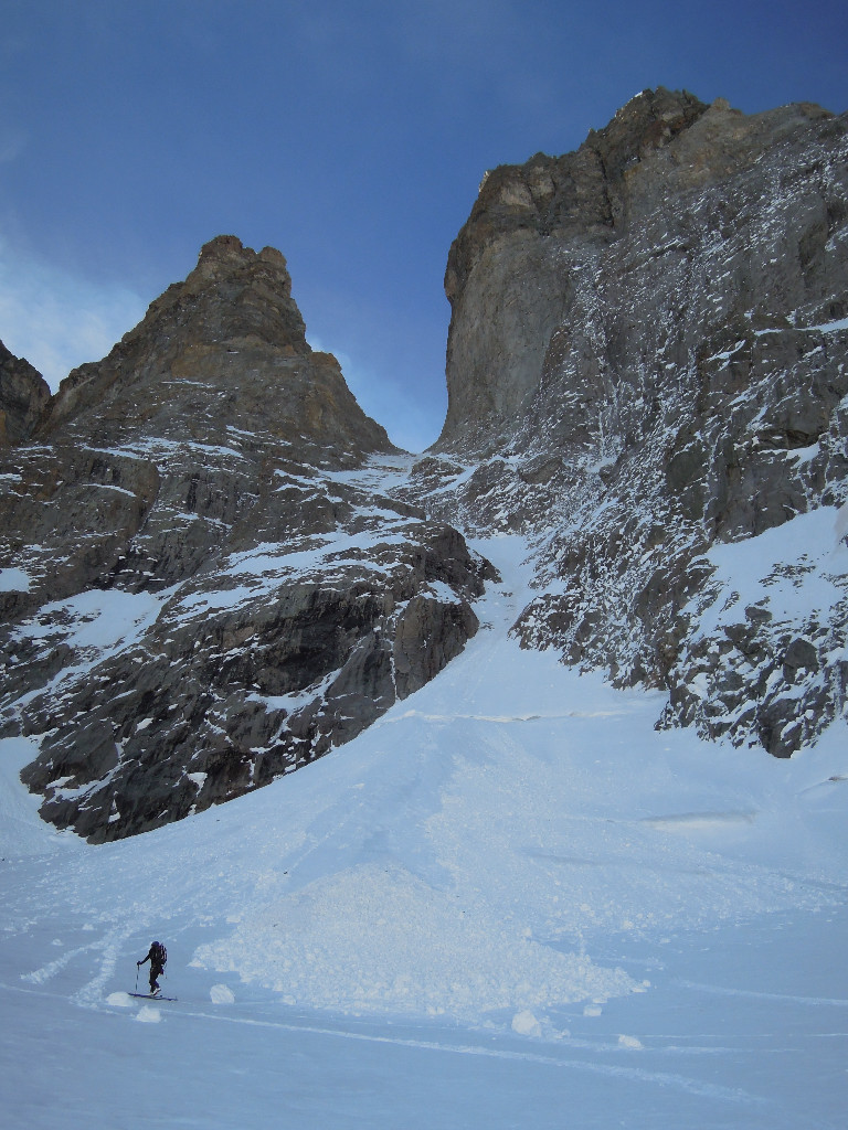 Fabien passe à côté du joli tas constitué des belles chutes de neige de jeudi dernier...