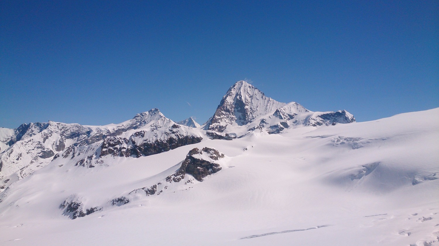 Dent Blanche... le Grand Cornier semble ridicule à côté, et pourtant !