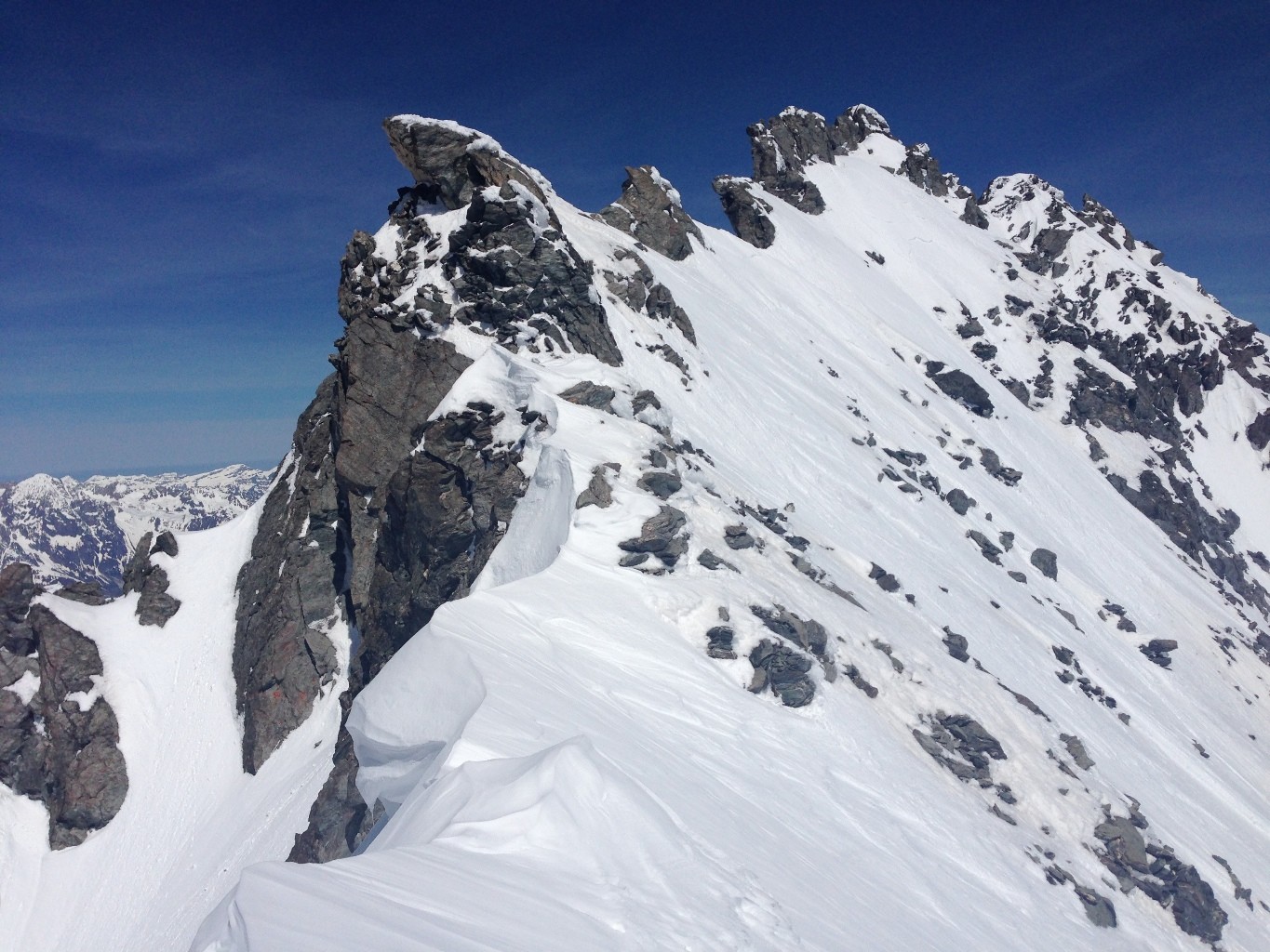 L'arrête à gauche du haut du couloir