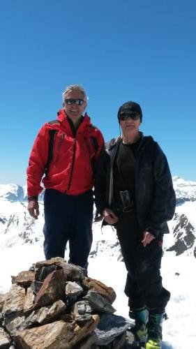 bernard et Néné au sommet de l'Estaragne (photo aimable prise par un duo de Luchonnais)