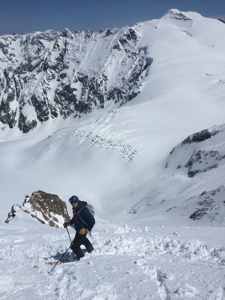Entrée du couloir, rive gauche le long des rochers