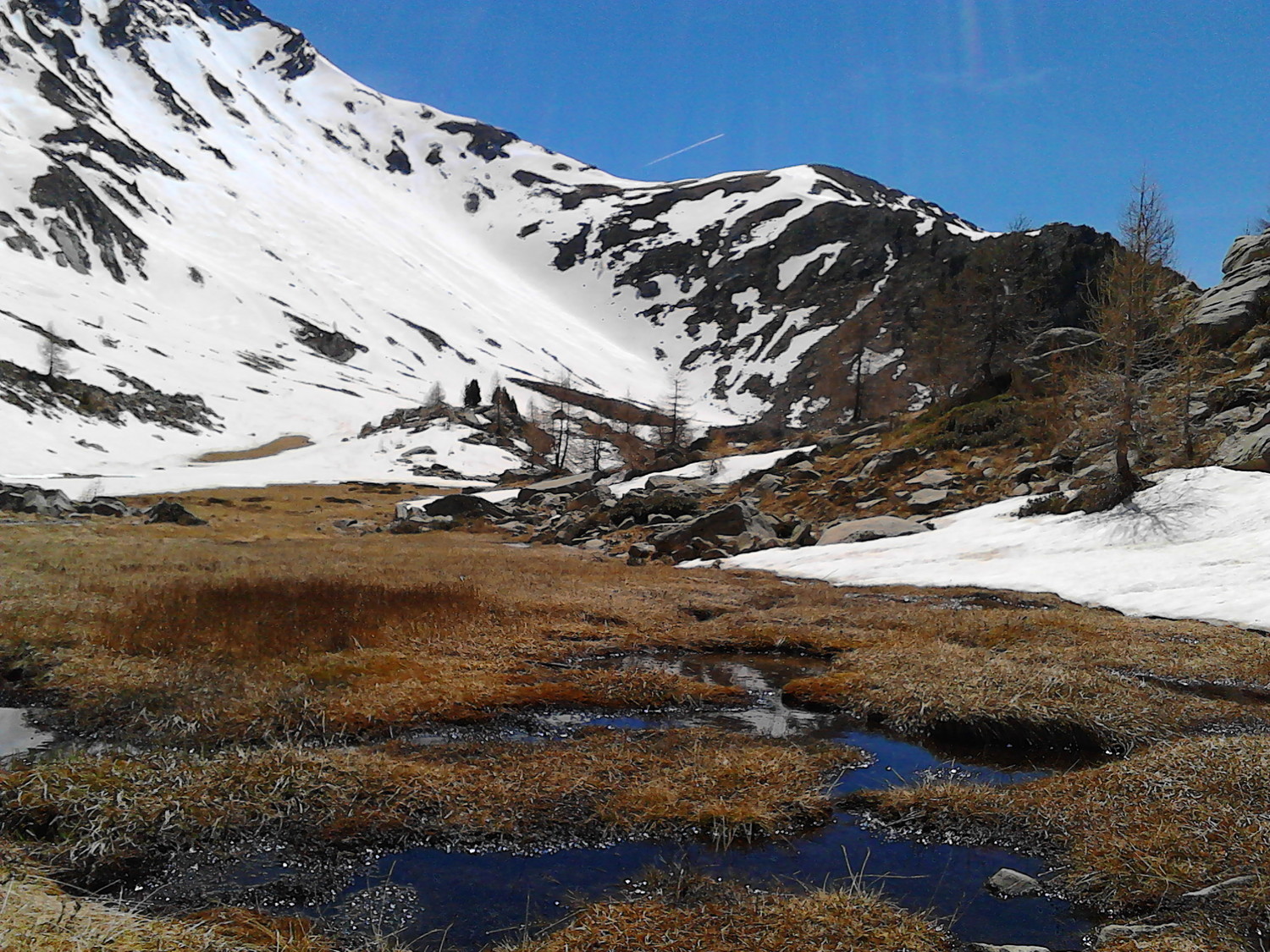 L"acces au col (au centre) dedepuis le petpetit valon