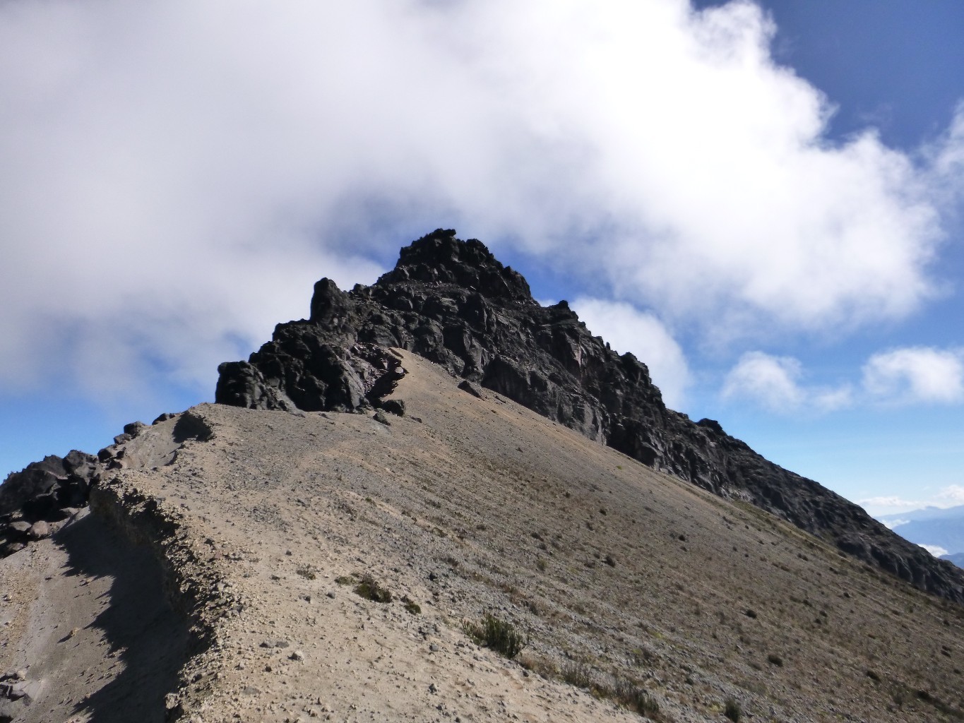 Sommet W depuis le bord de la caldeira
