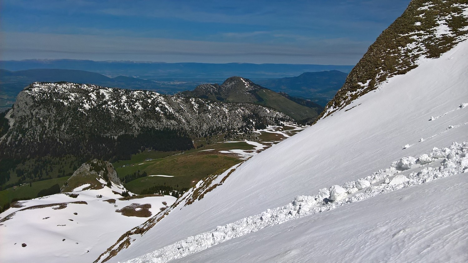 Le Léman, derrière les Rochers de Leschaux et la Pointe d'Andey