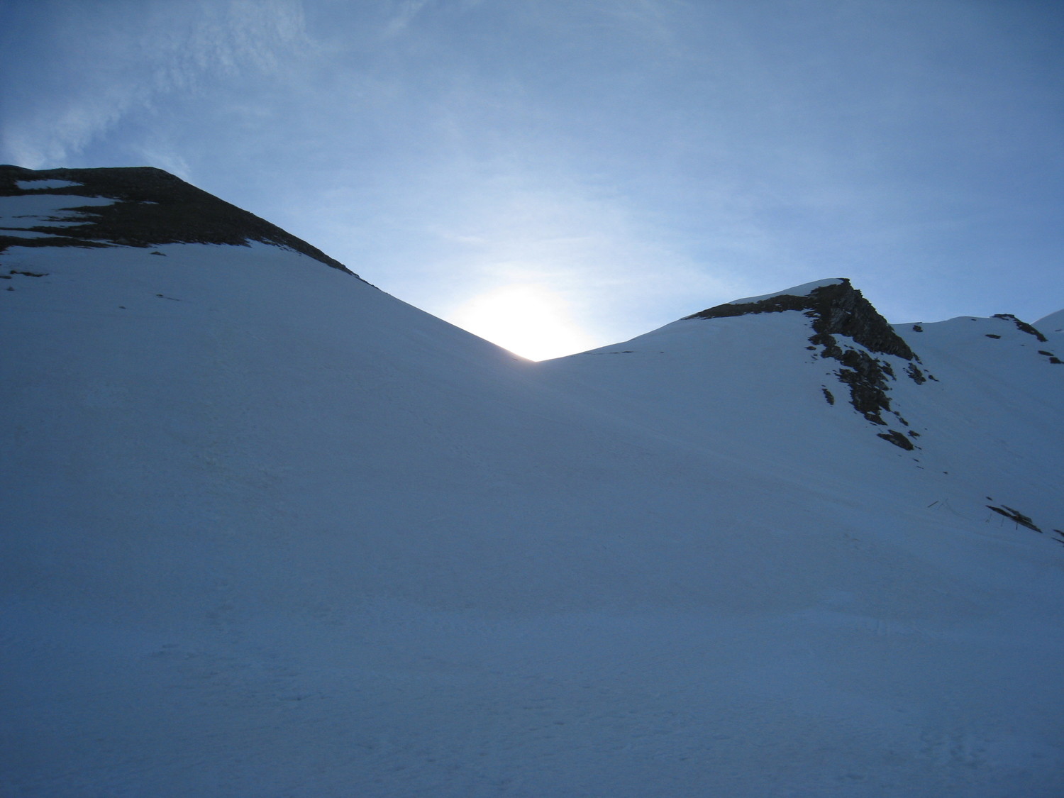 le soleil pointe au col 2300m - aig Calvaires-pte 2370m