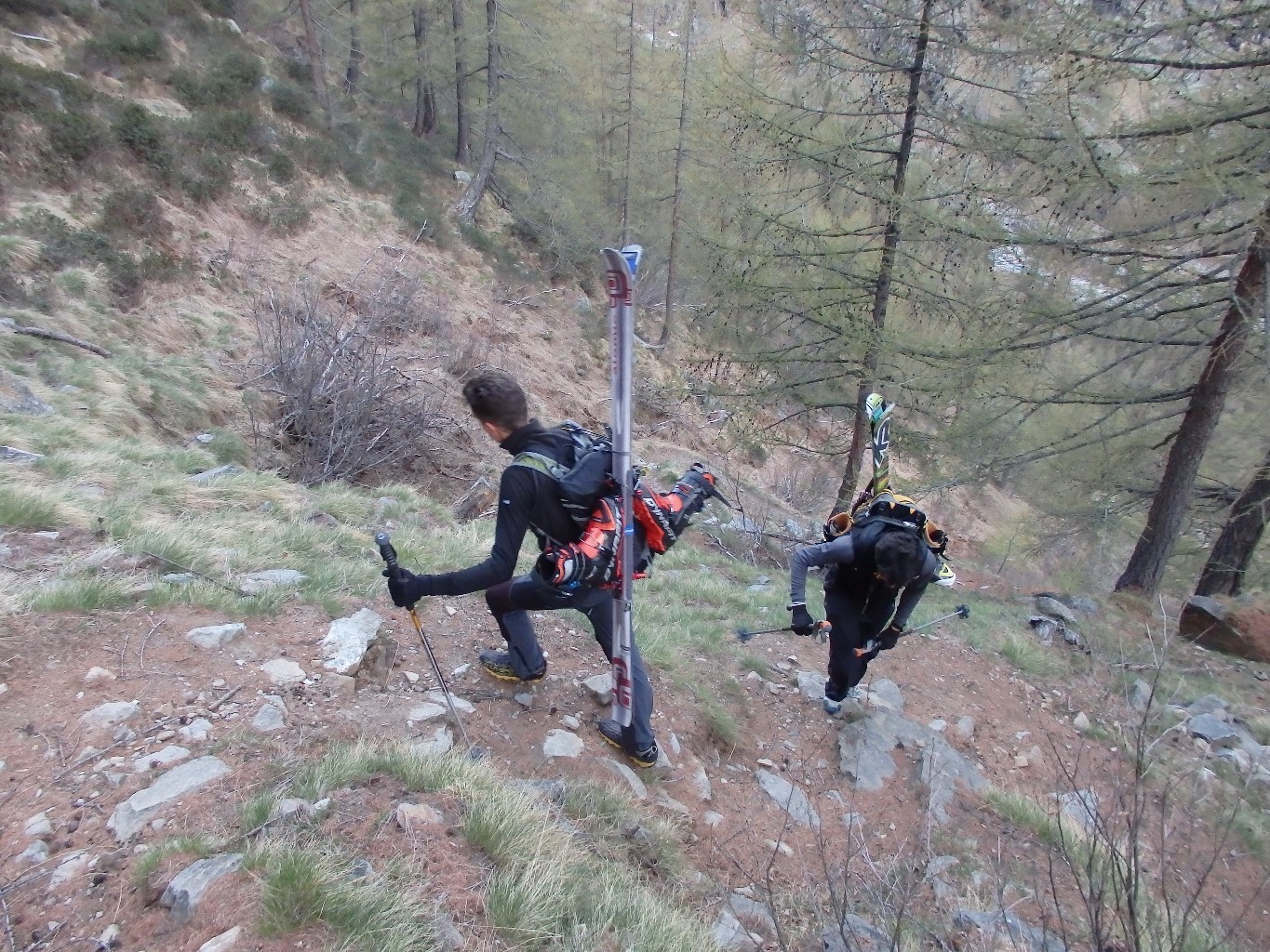 Lorenzo e Luca sul ripido sentiero di acceso all'Alpe Money