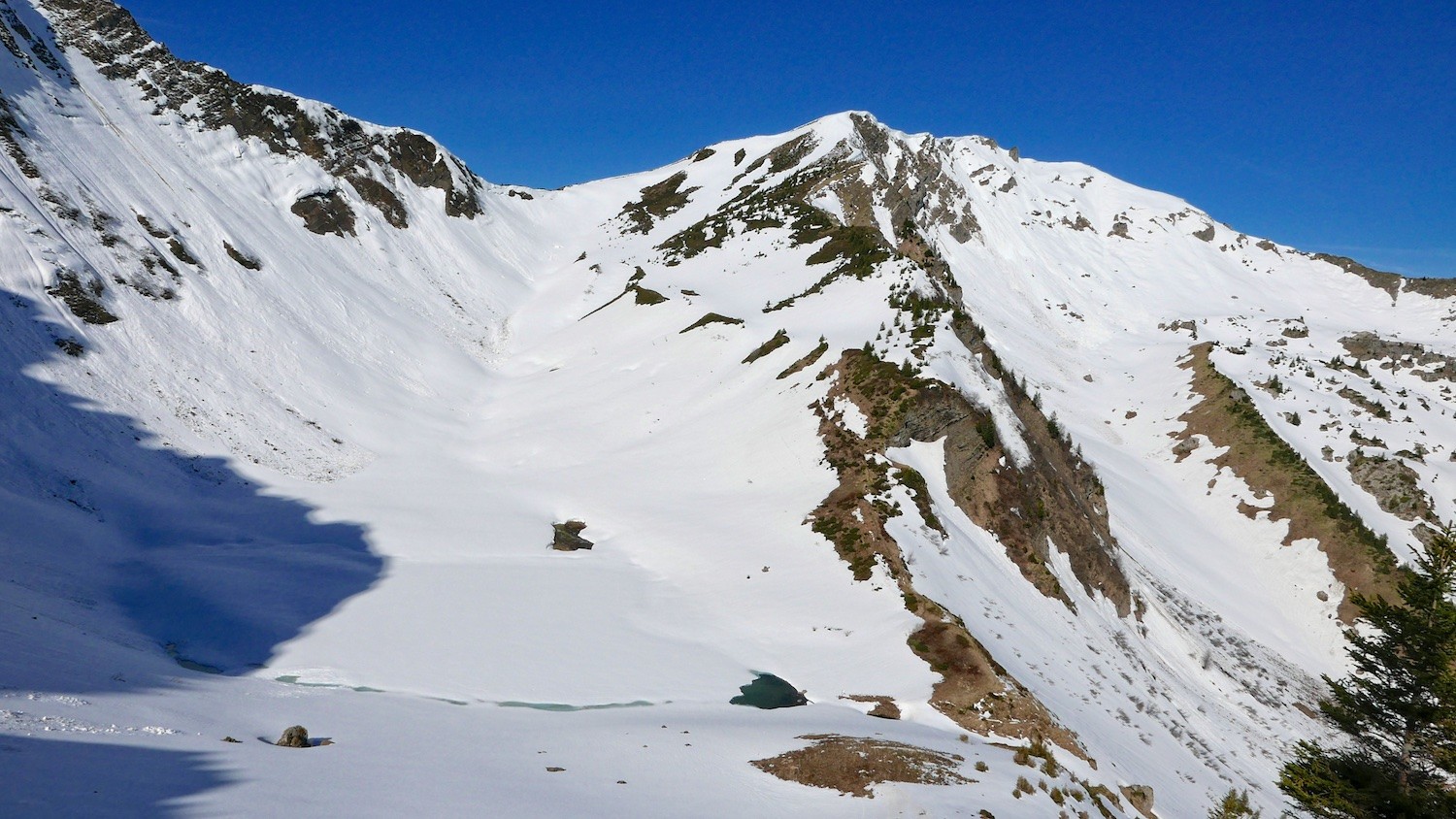 Roc de Tavaneuse au dessus du lac de Tavaneuse
