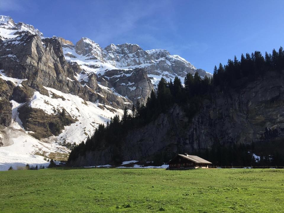 Les falaises sont à l'ombre en fin d'aprèes midi