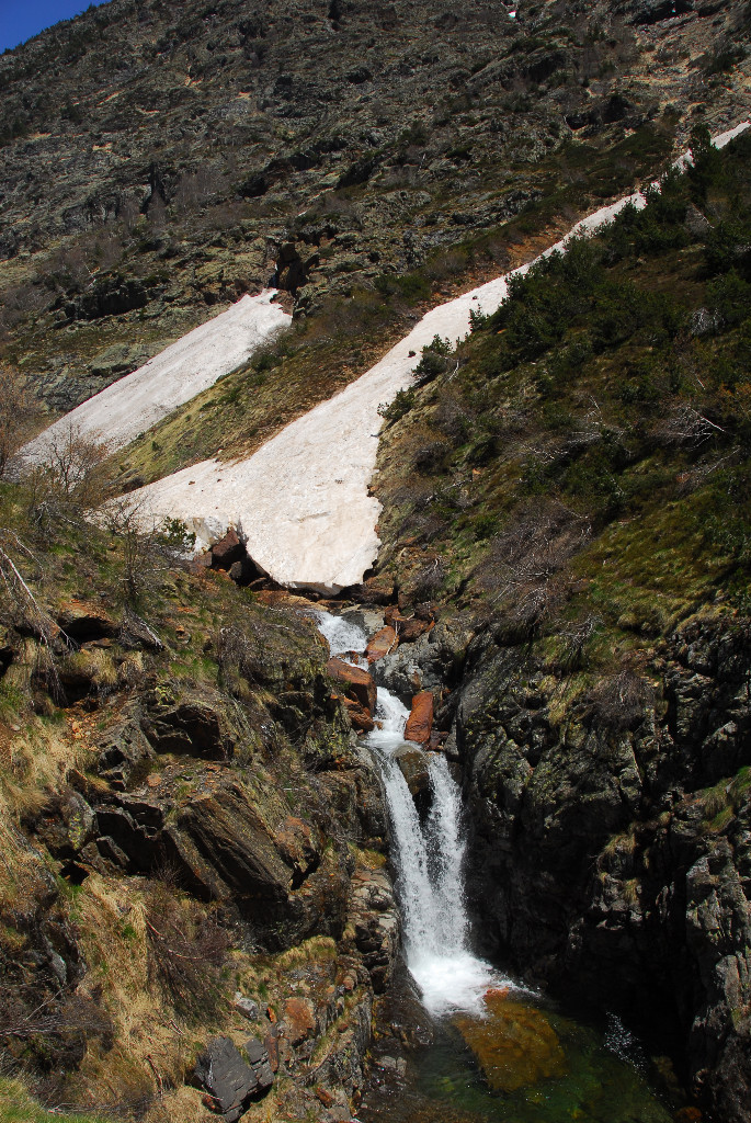 Cascada al riu de Romedo, després que el camí abandona el fons de la vall