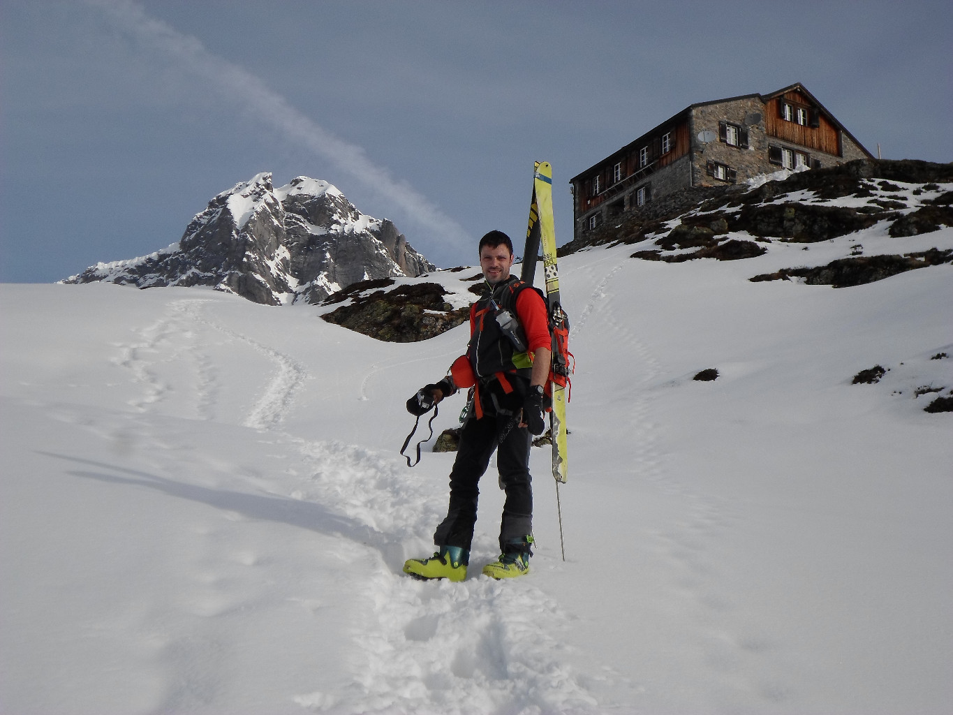 Salendo al Gross Windgallen il rifugio omonimo.