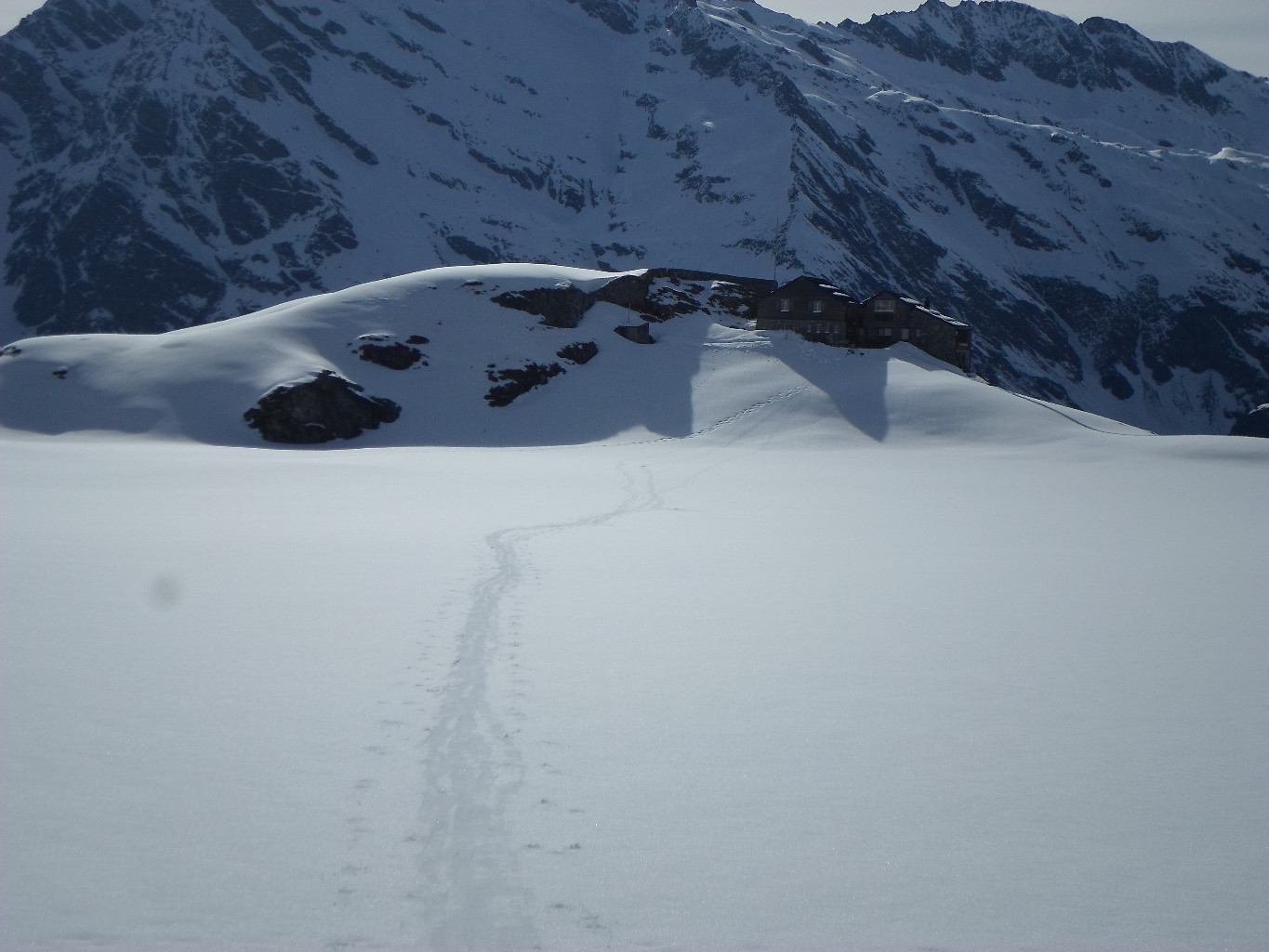 Il Rifugio salendo al Gross Windgallen.