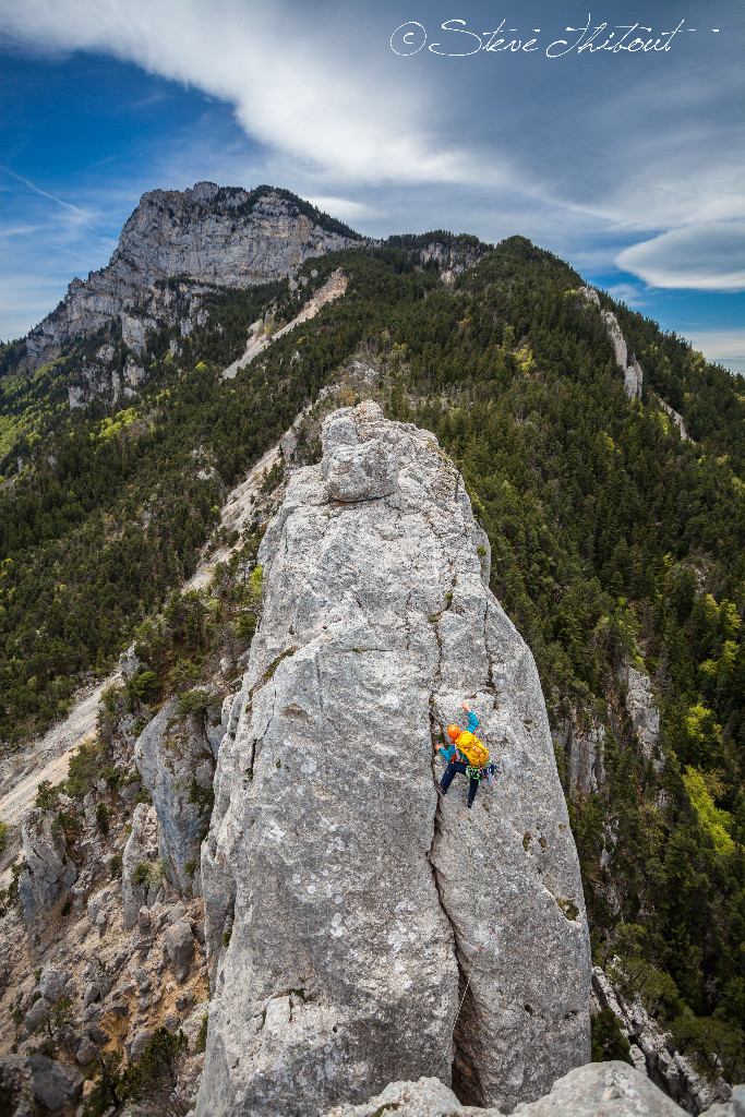 Un grimpeur dans la petite traversée d'arête commune au Couloir Grande et au Parcours Honneger
