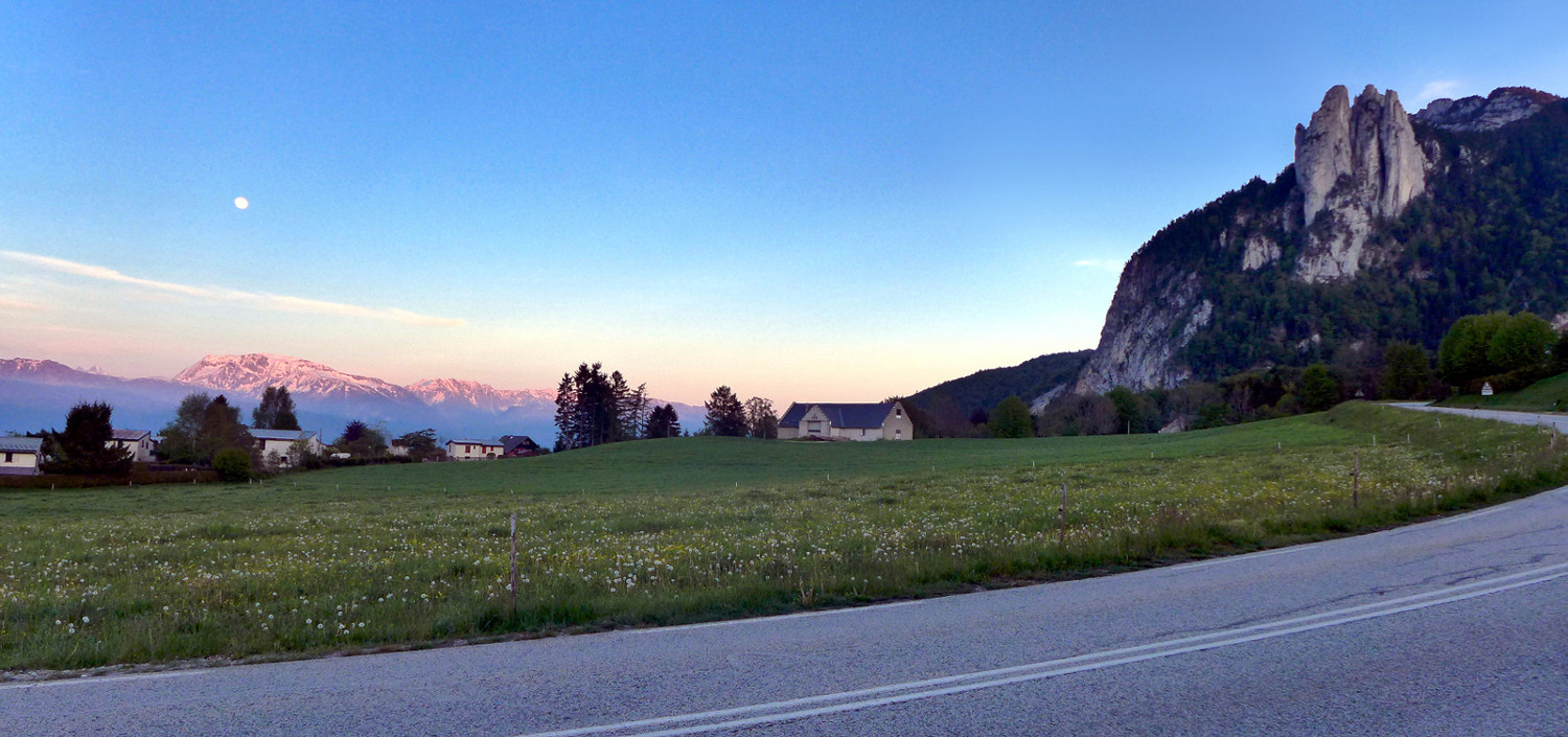 Les 3 Pucelles contemplent le coucher de soleil sur le Taillefer.