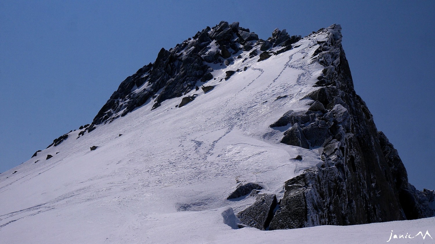 La neige remonte jusqu'à l'arête