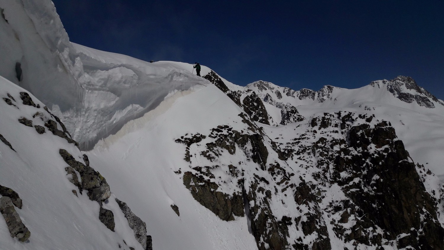 La corniche bien gentille qui verrouille le couloir NE de gauche
