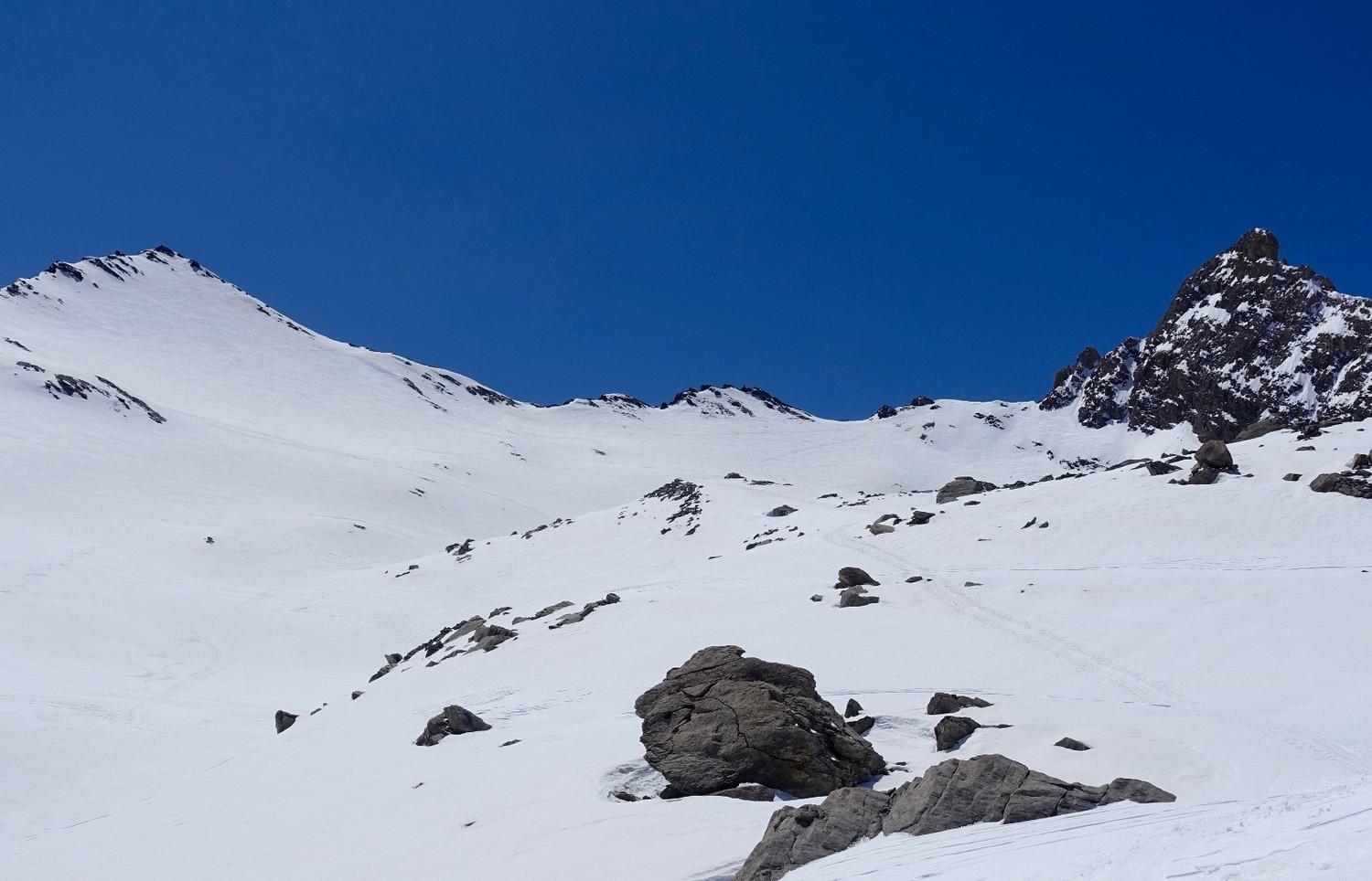Le col d'Asti, avec le Pic à droite et Brusalana à gauche.
