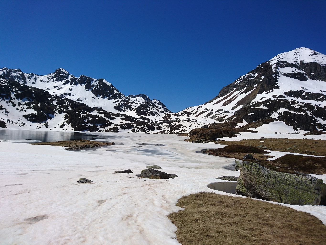 étang de Fontarenta, col au centre et pic Nègre de Juclar sur la gauche