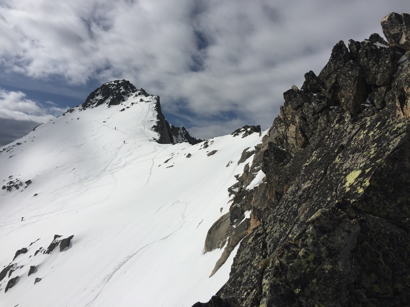 Vue sur les skieurs à la sortie du couloir