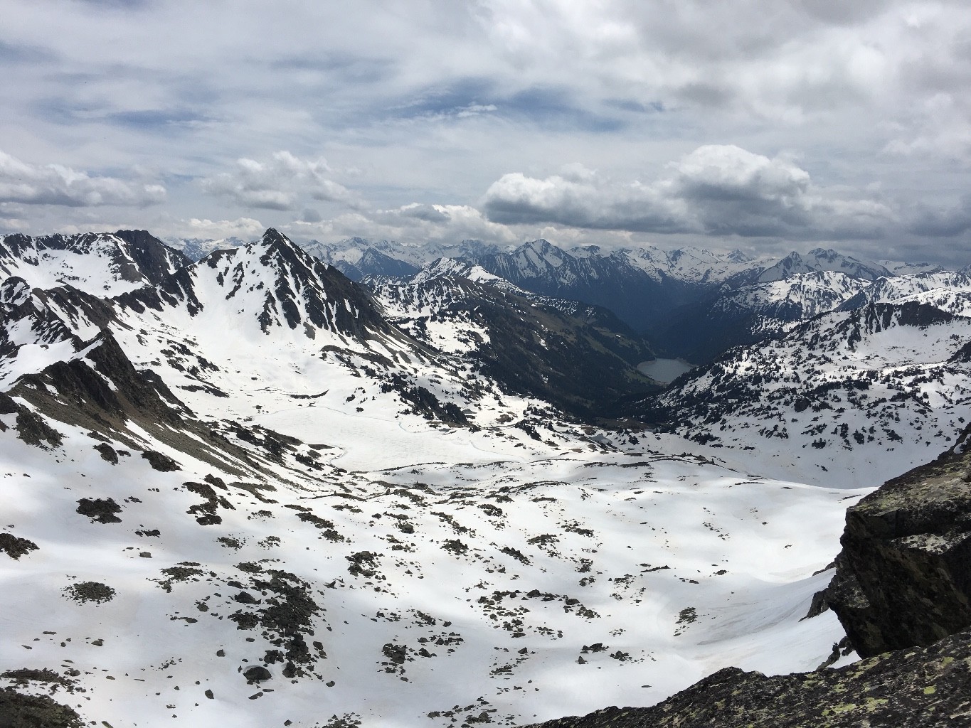 Vue sur le Bastan avec de beau couloir à skier