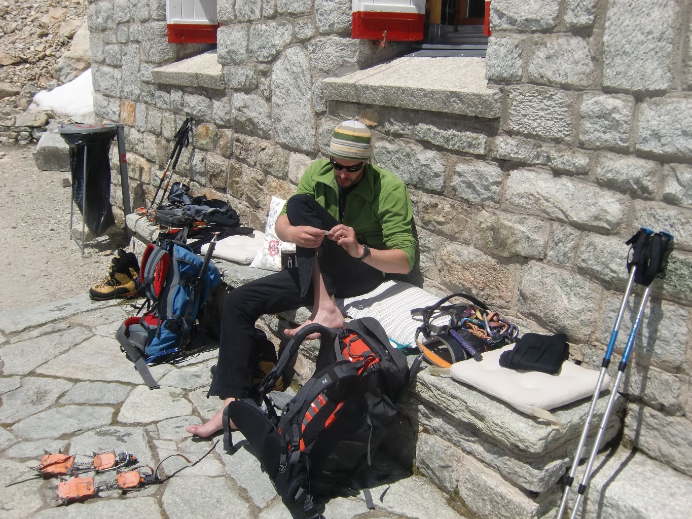 Retour au refuge.Nico qui soigne ses bobos