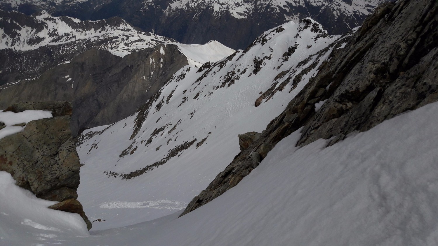 De la Brèche de la Cochette, vers sa combe W (à gauche) et le col 3130m (à droite)