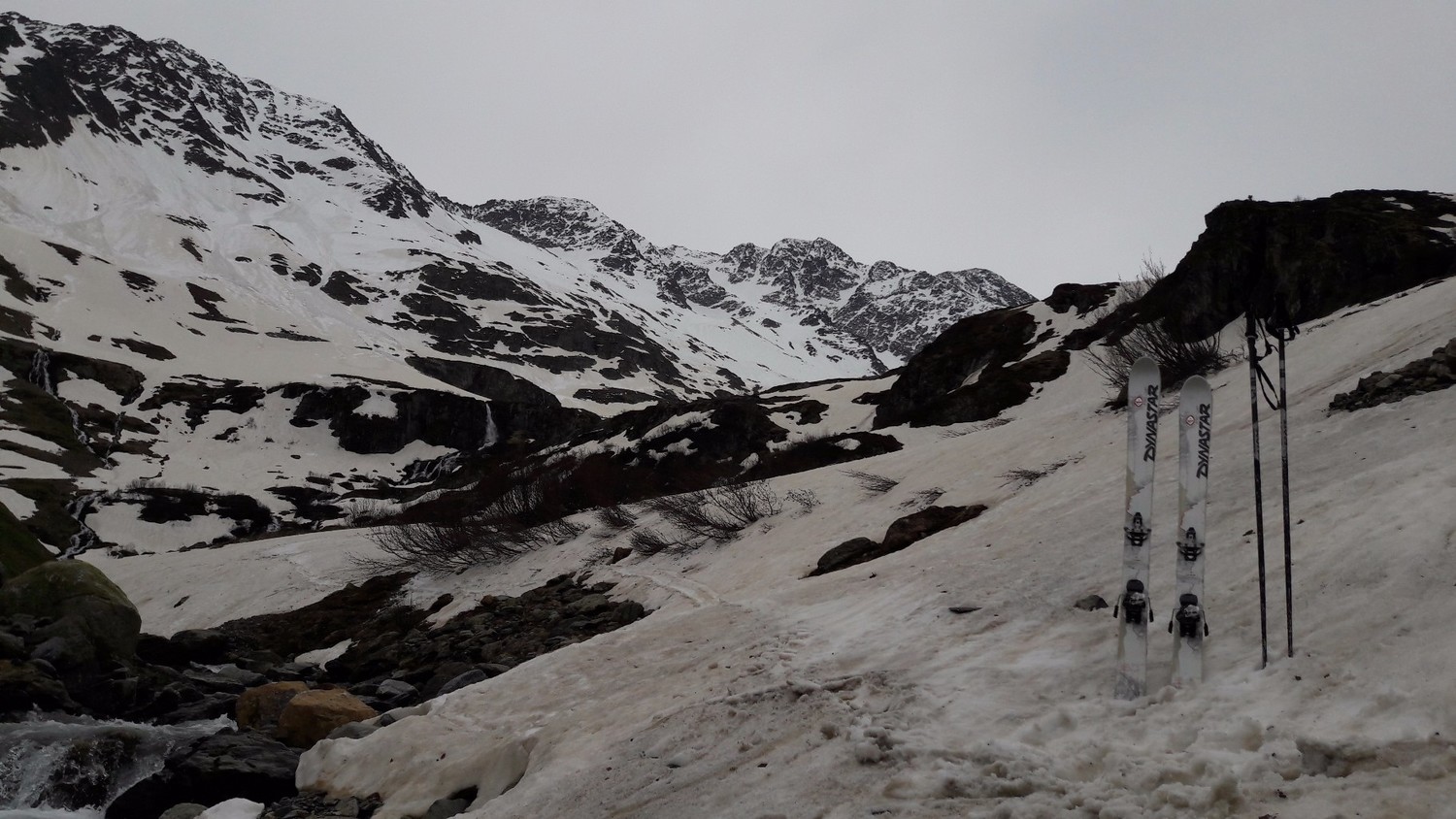 La limite skiable vers 1900m et à 5 minutes à pied de la cabane de la Petite Cochette