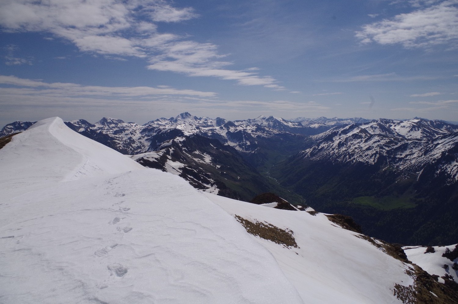 corniche importante au sommet