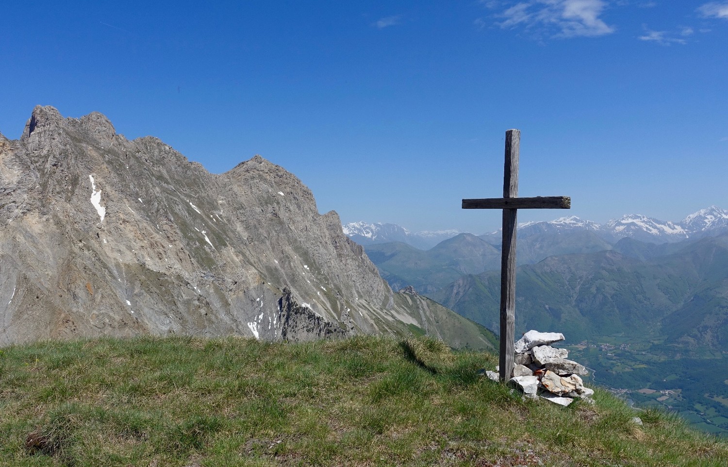Croix du sommet et Pierroux.