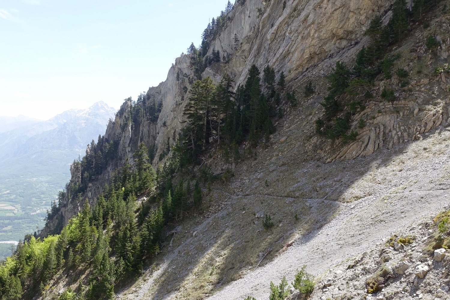 La sente au pied des falaises.