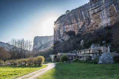 Auberge des Seguins et falaises de Buoux