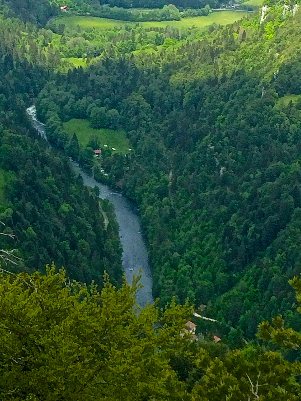 Le Doubs coule au pied de l'arête