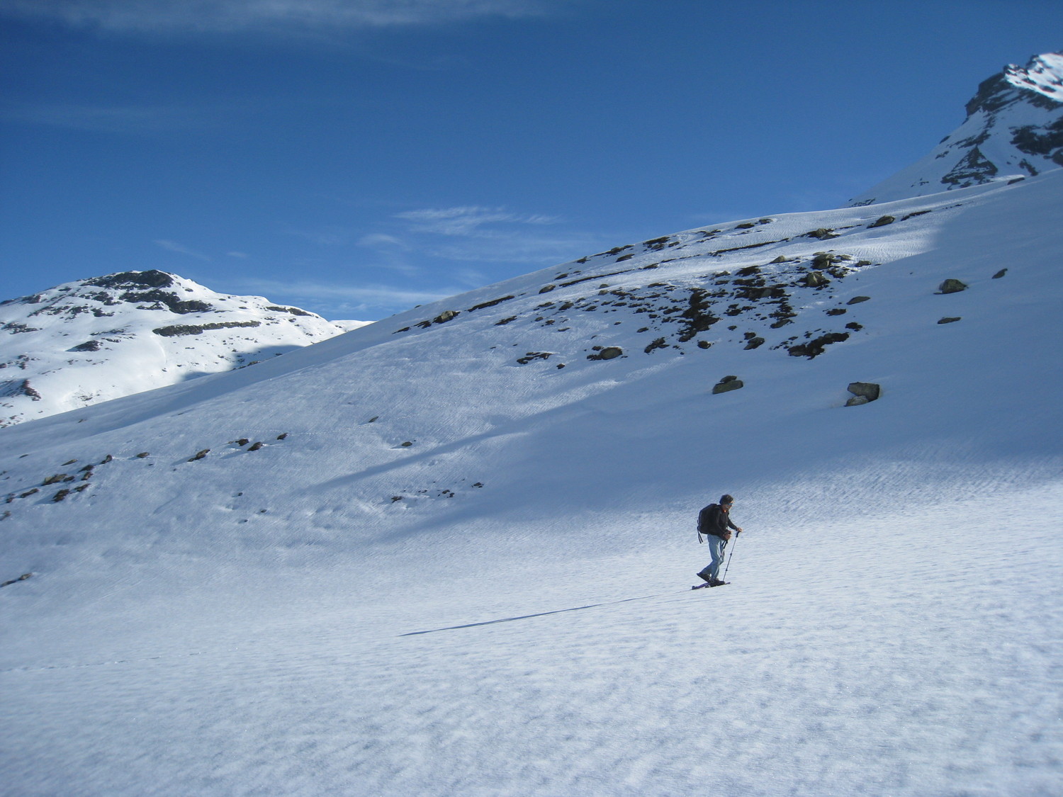 en longeant le torrent de la Motte (bien enneigé)- col du Monti