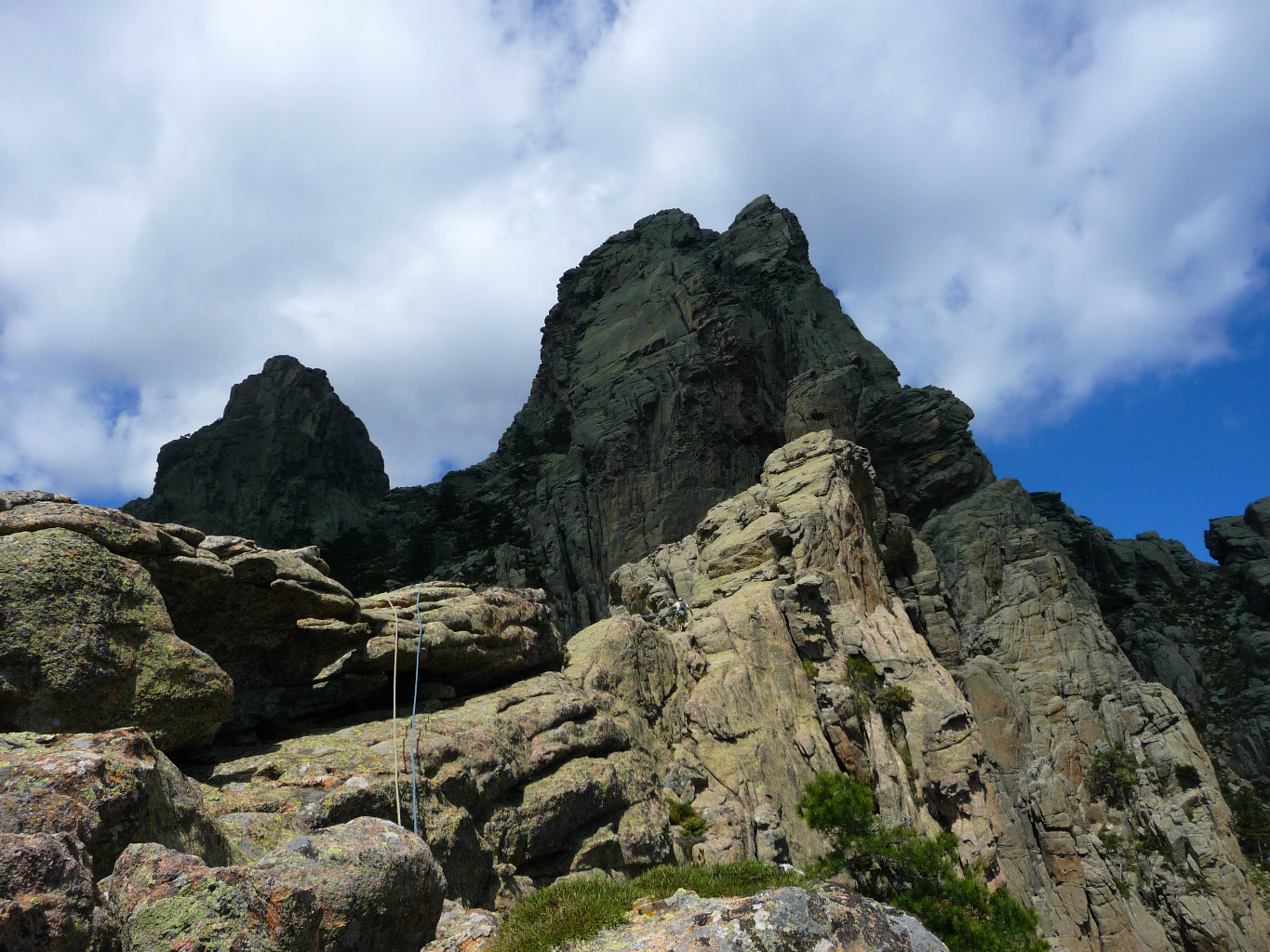 En corde tendue sur la fin de distortion vers l'arête de Zonza
