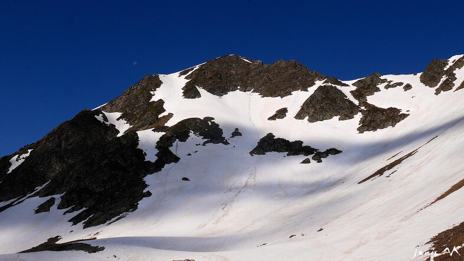 Le couloir débouche sur la pale à gauche