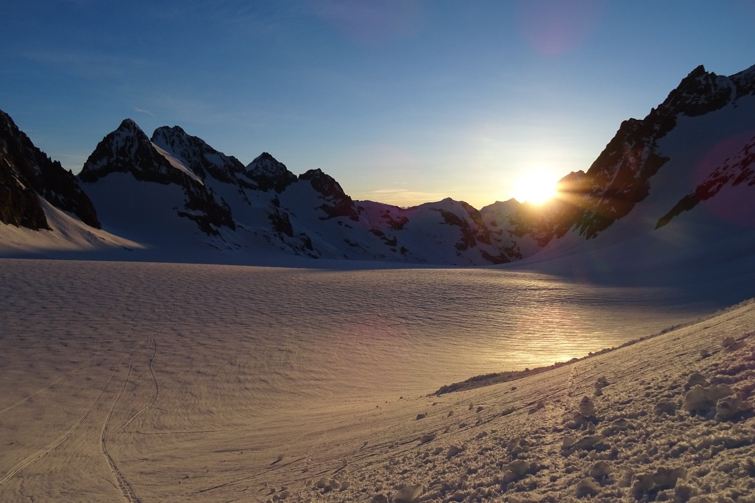 Replat du glacier blanc à l'aube