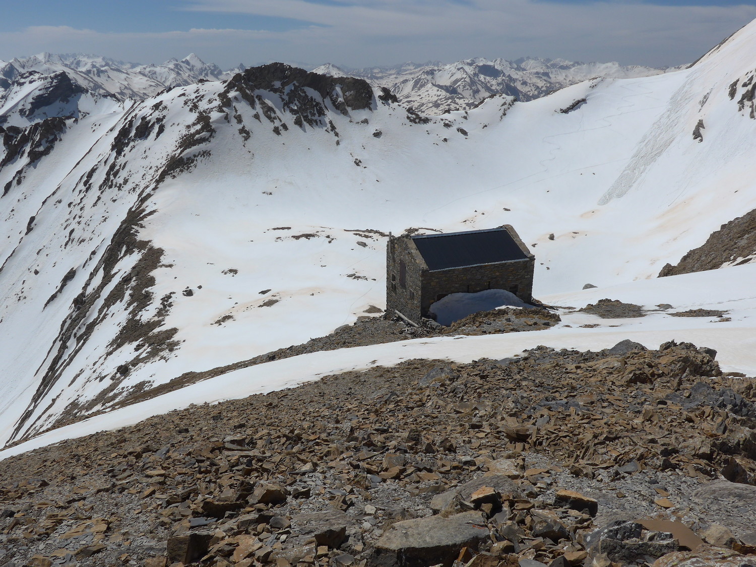 Crête NE.du Rocher Haut vue sur la cabane et le prochain objectif.