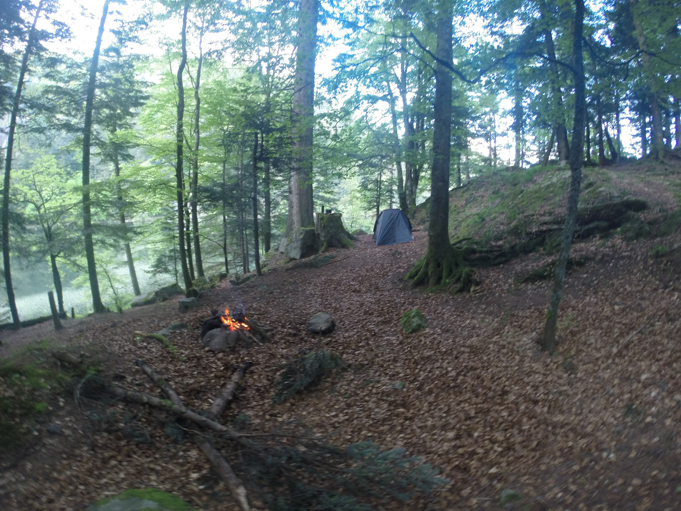 Bivouac 4*** avec petit feu au bord du lac