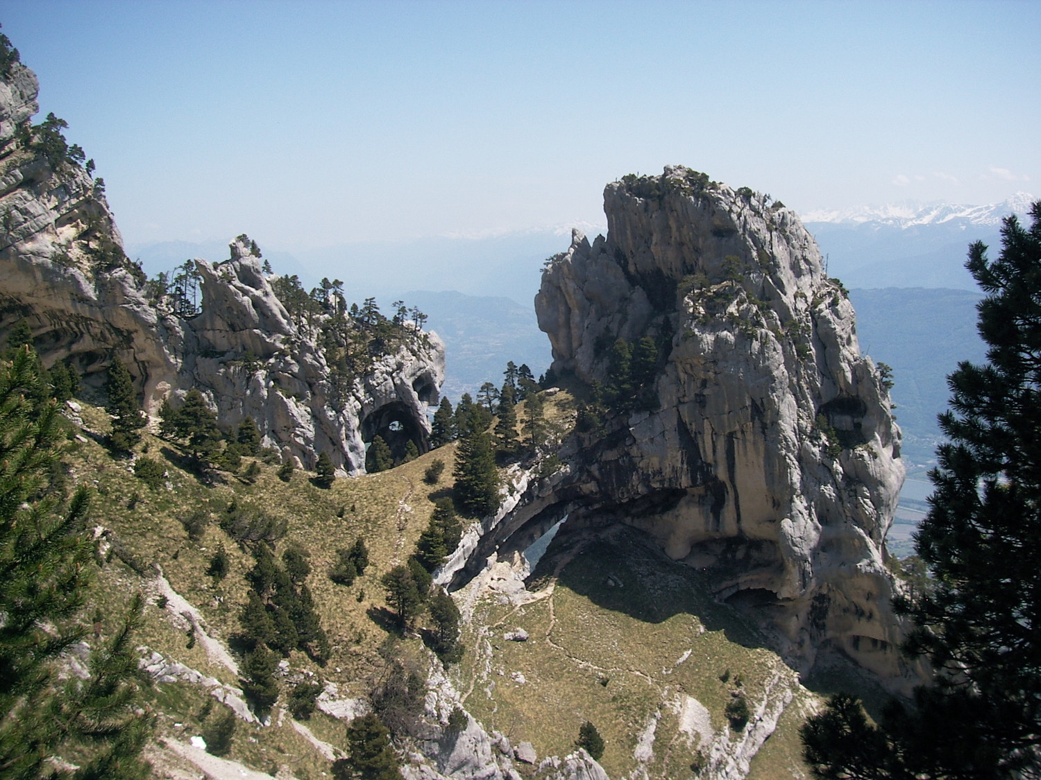 Plus on descend et plus l'arche double se dévoile au pied de la Tour Percée