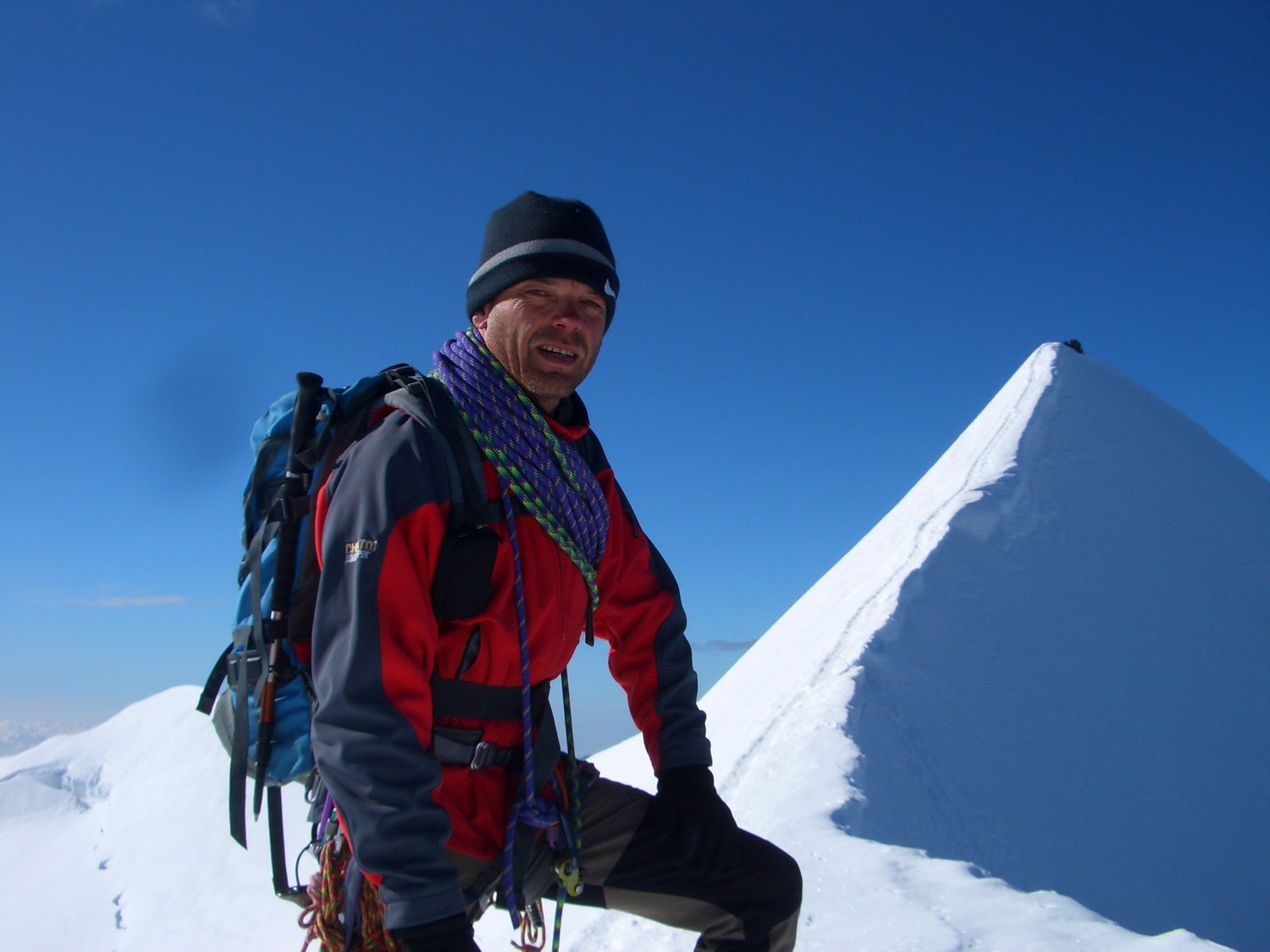 Derrière moi, l'arête sommitale