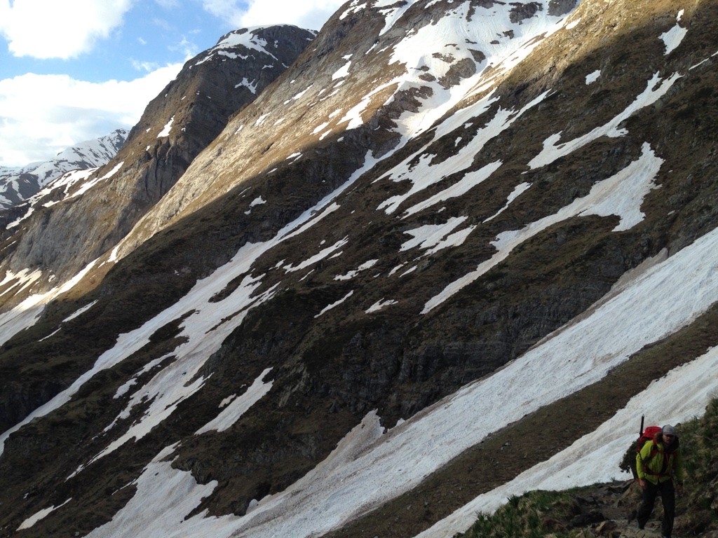 Au dessus de la cascade. Le nevé assez dur permet d'accéder au chemin d'été