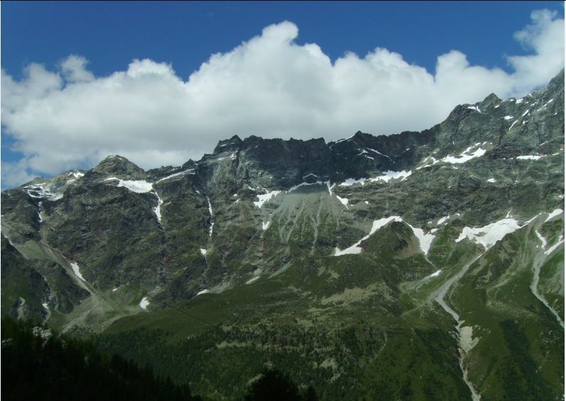 Le Petites Murailles e a destra la Becca di Guin dal versante Valtournenche