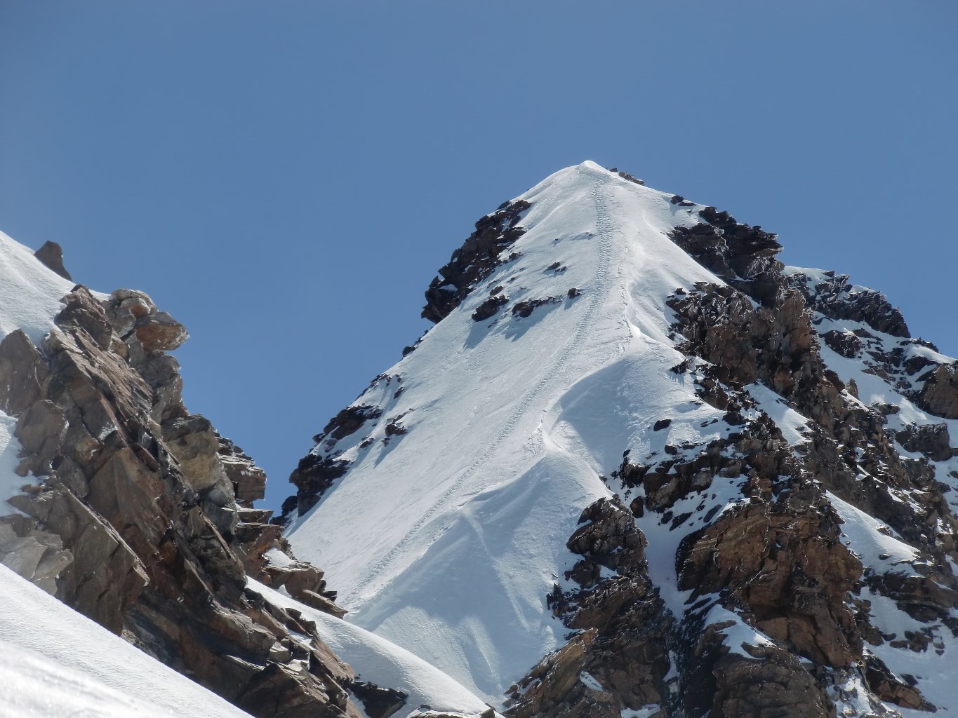 Au loin les pentes sommitales