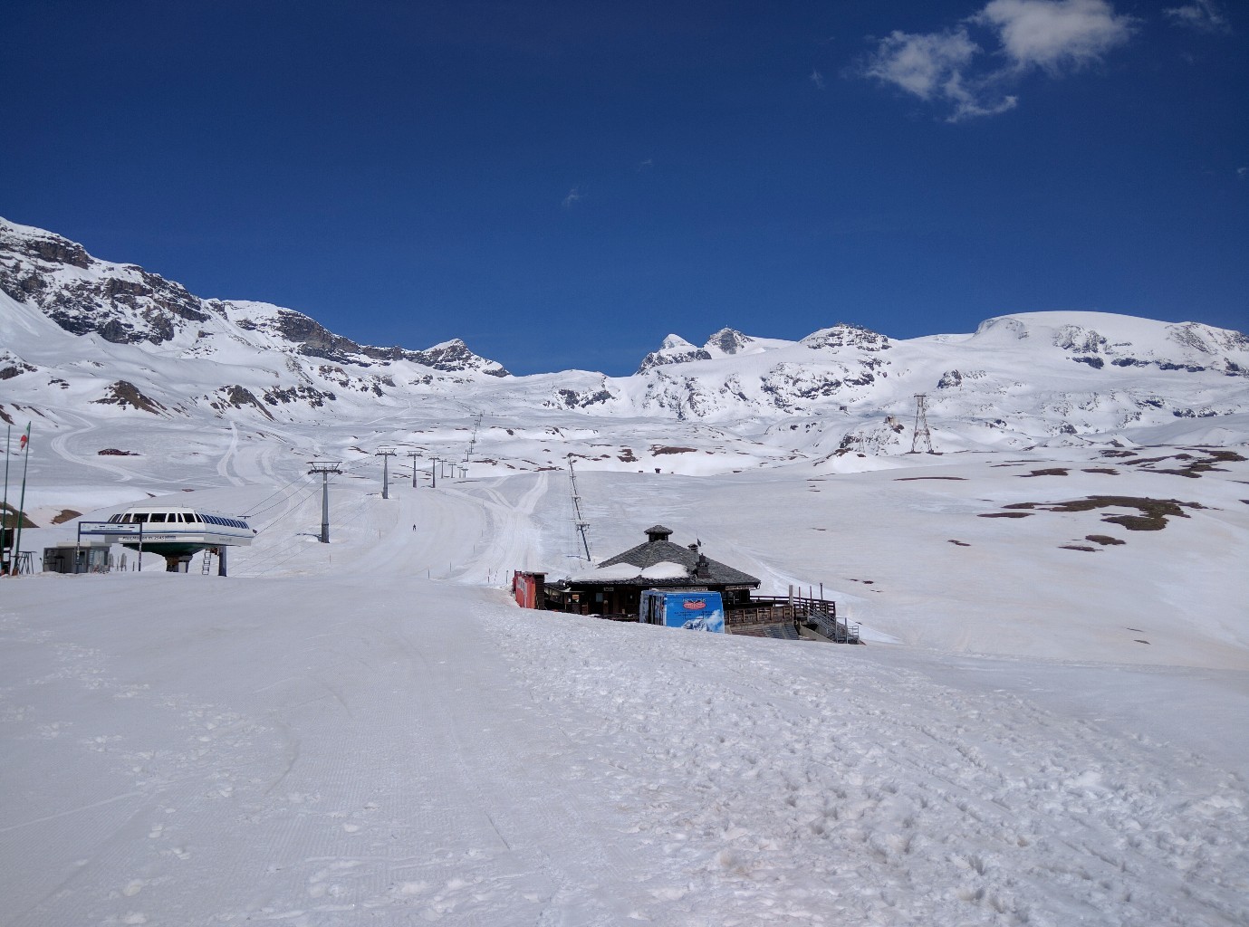 montee sur les pistes, le refuge est en haut