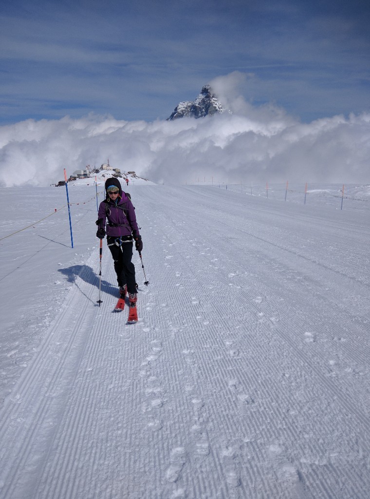 montee sur les pistes avec le cervin en toile de fond