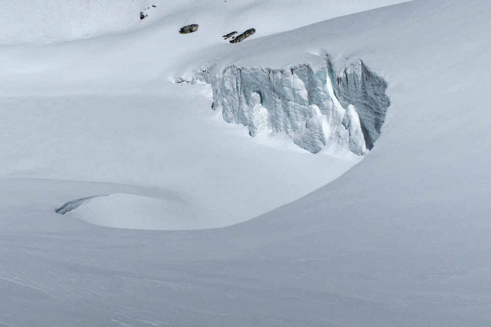 Au pied du Mont Seti, le front glaciaire tombant dans le lac