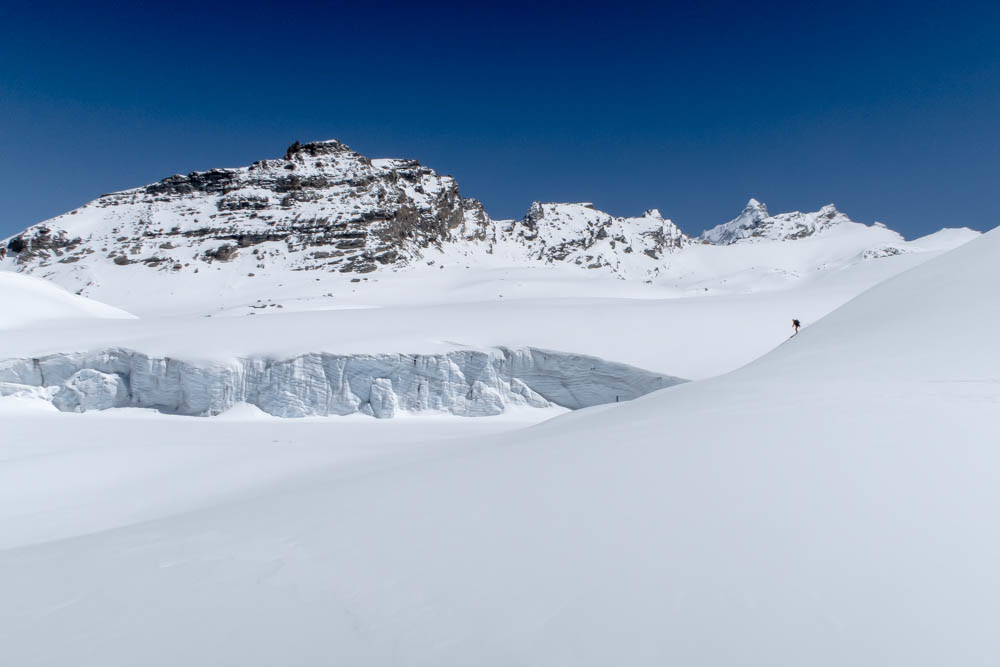 Au pied du Mont Seti, le front glaciaire tombant dans le lac
